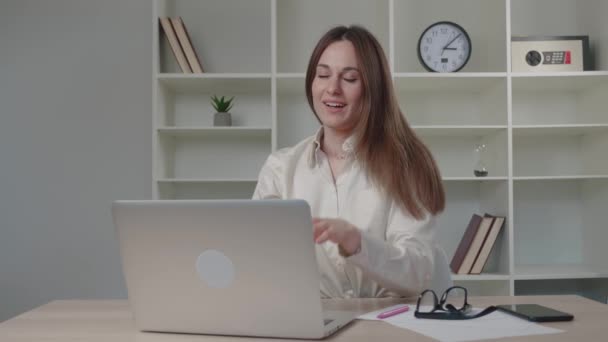 De zakenvrouw typt op het toetsenbord. Vrouwelijke afwerking van het werk, leun achterover in een stoel en leg je handen achter je headrelax. — Stockvideo