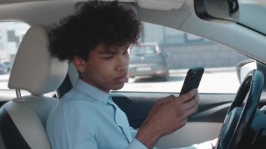 Afrikalı İş Kadını Akıllı Telefondaki Başarıyı Kutluyor