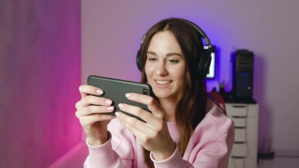 Vrouw spelen spel met smartphone vrouwelijke winden en tonen gebaar ja. Succesvol concept — Stockvideo