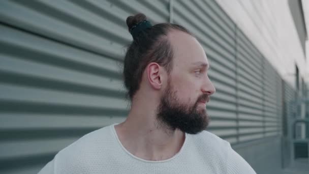 Ritratto esterno di uomo barbuto maturo guardando la fotocamera — Video Stock