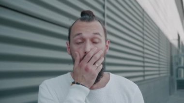 Kazanan gülümseyen genç erkek kameraya bakıp 