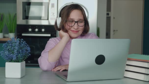 Colegiala chica estudios en línea en el ordenador portátil en casa. — Vídeo de stock