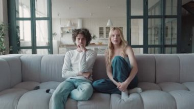 Birkaç genç futbol ya da spor taraftarı evde televizyon izleyip zafere seviniyorlar.