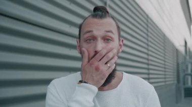 Kazanan gülümseyen genç erkek kameraya bakıp 