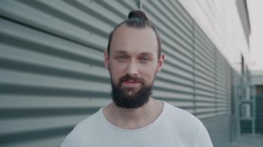 Mutlu hipster portresi dışarıda gülümsüyor.