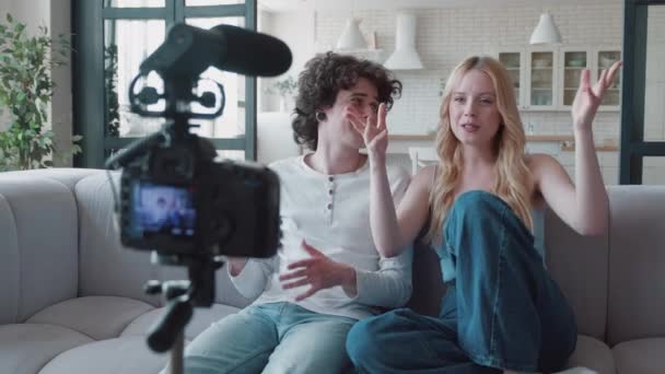 Dospívající pár mluvení v kameře pro oni video kanál na sociálních médiích — Stock video