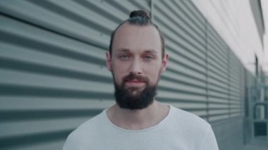 İş adamı kameraya bakıyor.