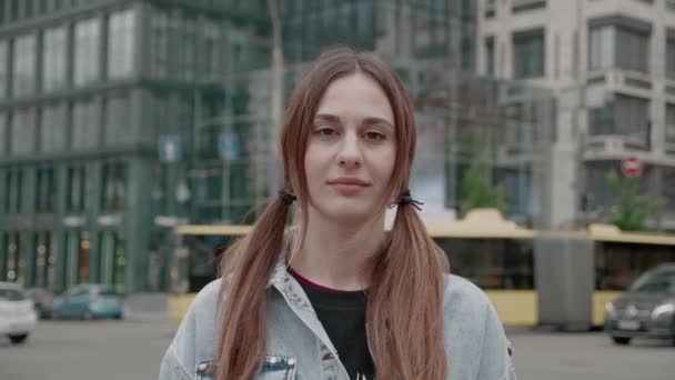 Verbazingwekkende Europese vrouw geschokt, zeggen WOW. Schattig vrouwtje dragen een spijkerjasje verrast naar camera van stedelijke stad achtergrond. — Stockvideo