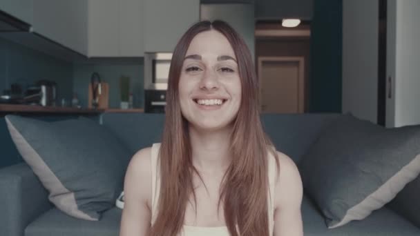 Jovem feliz sorrindo acenando mão falando vídeo chamando no bate-papo rindo desfrutar de conversa on-line olhando para webcam, alegre menina blogger influenciador falando com câmera gravação vlog para — Vídeo de Stock