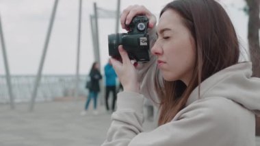 Parkta çekim kadın fotoğrafçı portresi.