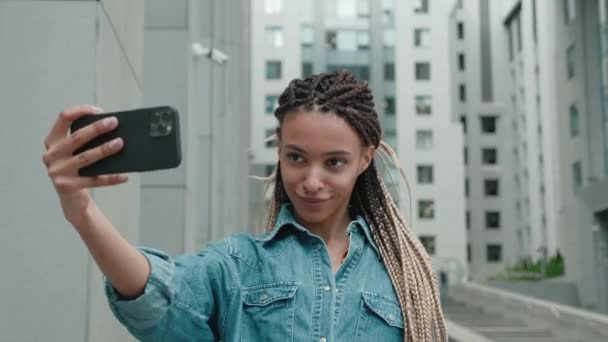 Menina americana africana feliz tomando selfie de fundo urbano da cidade — Vídeo de Stock