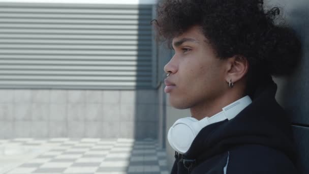 Afro American Boy v černé mikině poslech hudby se sluchátky — Stock video