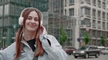 ön görünüm kızıl saçlı kız açık havada müzik dinlemek