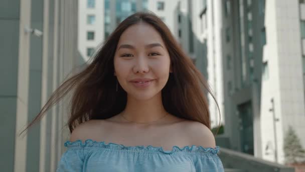 成功したアジアの女性の肖像都市の背景の裸の肩を持つ美しいアジアの屈託のない企業の学生のクローズアップ — ストック動画