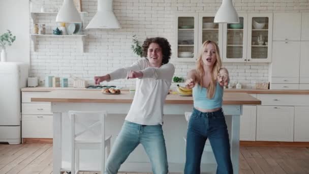 Šťastný funky mladý romantický pár tanec skákání v kuchyni — Stock video