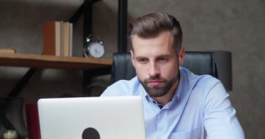 Yorgun işçi bilgisayarda çok çalışıyor. Hüsrana uğramış iş adamı yalnız çalışıyor. Ofis fazla mesai yapıyor. İnternetin son teslim tarihindeki işkolik işler. Aşırı stresli bir adam.