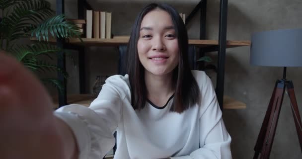 Résolution Point de vue prise de vue de belle jeune fille asiatique parler et enregistrer du contenu ou appel vidéo — Video