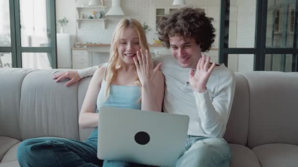 Молода сімейна пара розмовляє відеодзвінками з дому. Щаслива відстань друзі спілкуються онлайн у віртуальному додатку від веб-камери насолоджуючись спілкуванням в стилі життя . — стокове відео
