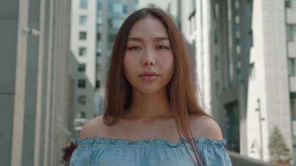 Portrait de fille asiatique étonnée étudiante avec les épaules nues femme choquée, disant WOW de l'arrière-plan du centre d'affaires — Video