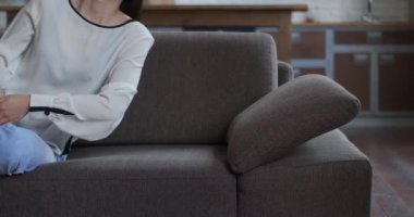 Bitkin ya da sıkılmış genç, uykucu Asyalı kadın kanepeye düşüyor. Duygusuz, tembel kadın evde tek başına kanepede uyuyor. Uykuda yatan komik kız motivasyon, yorgunluk ya da depresyon eksikliği hissediyor.