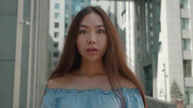 Kameraya bakan endişeli Asyalı kadın yüzü. Hataları düşünerek üzülmeyi bırak. Üzgün bir kızın portresi. Bunalımda. Ne dediğinizi anlamıyorum.