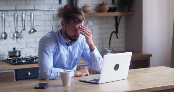 Portrait d'un homme triste regardant ordinateur portable. Employé déprimé travaillant sur un ordinateur portable — Video