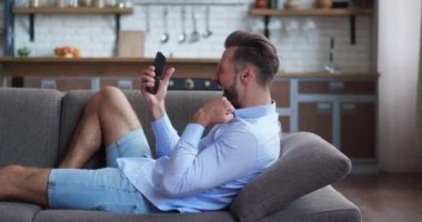 Milenyum sakallı adam akıllı telefon ekranına bakarken 