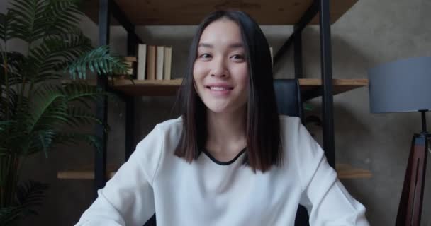 Lycklig asiatisk tjej student tittar på kamera gör videosamtal — Stockvideo