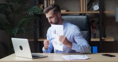 Video sohbet konferansında diyagramı gösteren şirket veri raporundan iş adamı çalışması, masasında online katılımcılar toplantısı