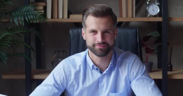 Líder barbudo sorridente olhando para a câmera. Feliz confiante bonito inteligente jovem empresário adulto, empresário posando no escritório. Fechar vista de rosto retrato de negócios — Vídeo de Stock