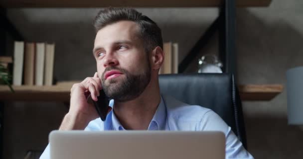 Ofiste cep telefonundan konuşan bir iş adamı. Profesyonel bir erkeğin portresi ekran bilgisayarına bakıyor. Gündelik işçi akıllı telefonu arıyor. — Stok video