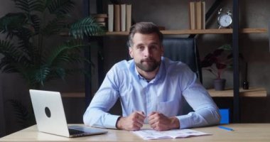 Evet, kazanan jest. Şaşırmış Avrupalı adam şok oldu. Tarz sahibi yakışıklı adam ofis arka planında kamera karşısında şaşırdı.