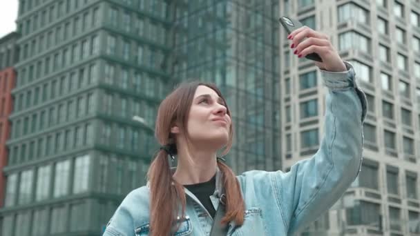 Jonge vrouw staan in de buitenlucht voelt zich geërgerd problemen met de smartphone. Netwerkfout, gegevensverlies, verlies van telefoonsignaal. Vrouw vangt een mobiel signaal op. — Stockvideo