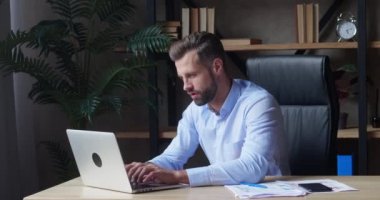 Yorgun işçi bilgisayarla çok çalıştı. Yalnız çalışan sinirli iş adamı. Ofis fazla mesai yapıyor. İnternetteki İşkolik Çalışmaları Son teslim tarihi. Aşırı stresli adam.