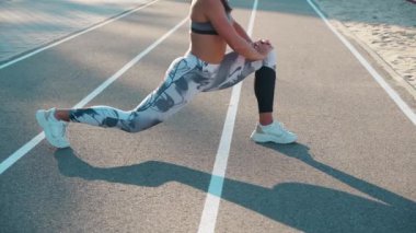 Profesyonel sporcu kadın esneme egzersizleri yapıyor, iyi durumda.