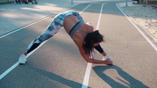 Mulher esporte profissional fazendo exercícios de alongamento, boa forma — Vídeo de Stock