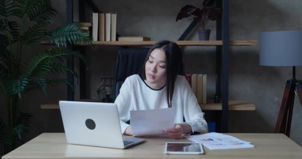 Focado asiático Millennial Woman, Estudando de Casa, Treinamento Online, Ouvindo Professor, Tomando Notas. Senhora trabalhando a partir de casa, tendo chamada de videoconferência ou reunião virtual do grupo da empresa — Vídeo de Stock