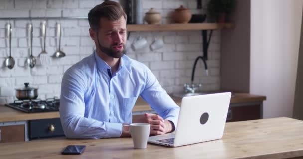 Un homme d'affaires souriant qui fait une vidéoconférence sur ordinateur portable. Homme gestionnaire ayant webcam à distance chat entretien d'emploi sur ordinateur dans le bureau. — Video