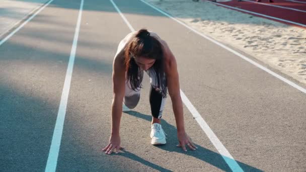 Koşu pistinde yarışa hazırlanan genç bir bayan sporcunun en iyi görüntüsü. Başla, Git — Stok video