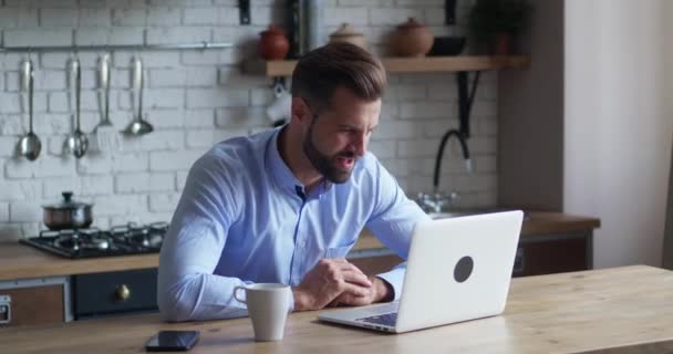 Homme d'affaires contrarié se sentir ennuyé après la conférence en ligne à la recherche dans un ordinateur portable. Homme gestionnaire ayant webcam à distance entretien d'emploi chat sur ordinateur au bureau. mauvaise nouvelle, échec de l'affaire — Video