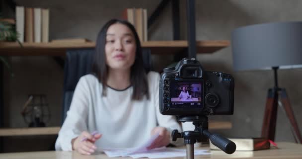 Szczęśliwy chiński wietnamski kobieta blogger nagrywania wideo edukacyjne. — Wideo stockowe