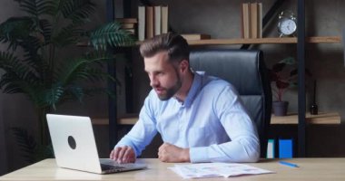 Heyecanlı iş adamı dizüstü bilgisayardaki e-postaları kontrol ediyor. Şaşırtıcı erkek profesyonel kazanan yeni iş fırsatı, ödül ikramiyesi, finansal piyasa büyüme kavramını kutluyor.