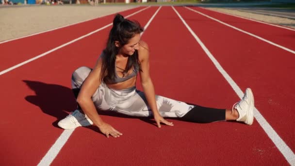 Flexibel passform kaukasiska kvinna gör stretching rutin i utomhus — Stockvideo
