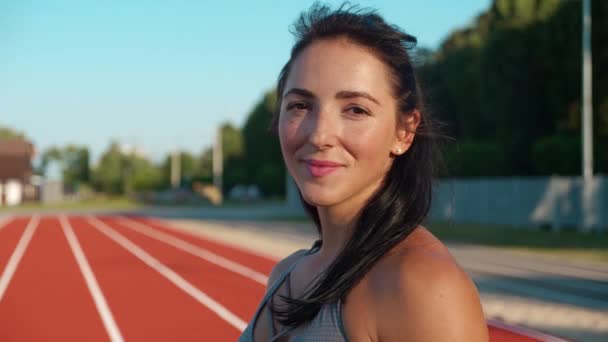 Personal trainer op zoek naar camera staan in de buitenlucht — Stockvideo