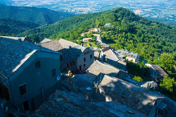 Vista Ángulo Alto Sobre Pueblo Corso Las Montañas Con Bosque — Foto de Stock