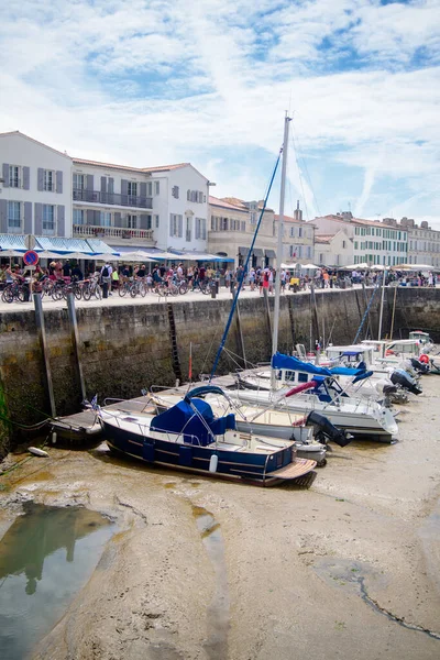 Pohled Přístav Saint Martin Lowtide Loděmi Lidmi Kráčejícími Slunné Léto — Stock fotografie