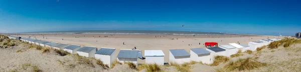 Panoramatický Výhled Duny Pláži Nieuwpoort Chatkami Popředí Slunném Jarním Dni — Stock fotografie