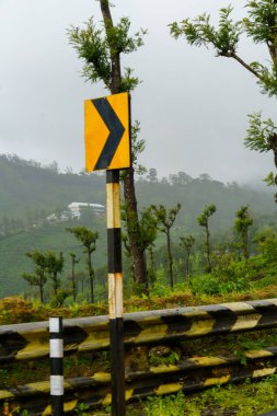 Sağı gösteren siyah bir ok ve solu gösteren sarı bir ok ile imzala.