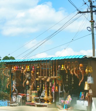 Binanın dışında renkli nesneler asılı duruyor. Ekranda çeşitli ögeler yer alıyor