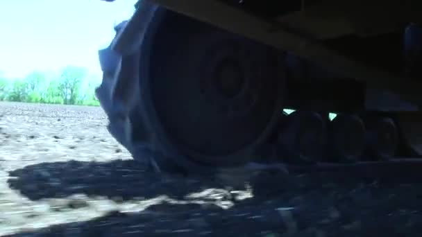 Landmaschinen auf einem Feld. unter den Rädern. Rad, Reifen — Stockvideo